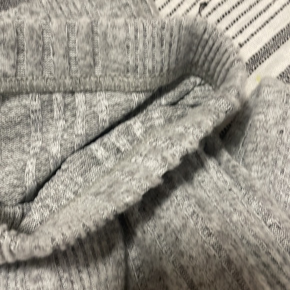 Gray leggings, barley worn, soft and high waisted. - Picture 6 of 6